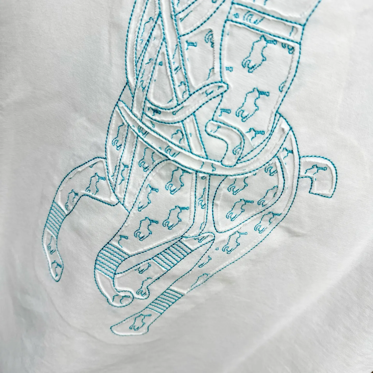 P190 POlO Ralph Lauren 25FW new spring and summer round neck T-shirt. It is made of heavy 320G double yarn combed cotton material. The upper body has a strong three-dimensional effect. It is embroidered with ten thousand needles embroidery patch ➕ ten thousand needles 🪡 embroidery process inkjet effect. ⚠️Washing method: The fabric is only dry-cleaned or wrapped in a laundry bag. Quick machine wash in cold water on the reverse side, let dry and then iron at medium temperature! Avoid vigorously wringing and machine washing from the front!  Size: S M L XL XXL Color: Black, White